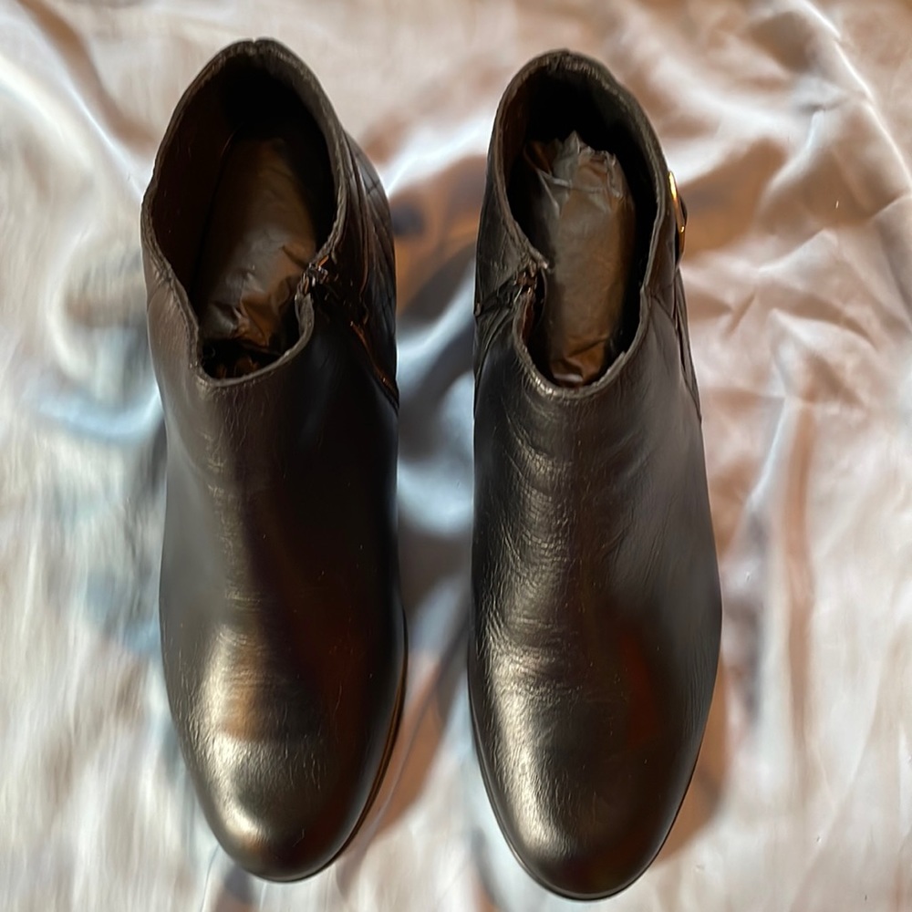 New 10WW Munro “Jolynn” black boots